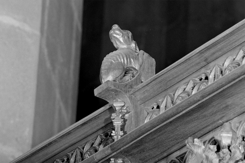 Vue de la huitième statuette : chien. © Région Bourgogne-Franche-Comté, Inventaire du patrimoine