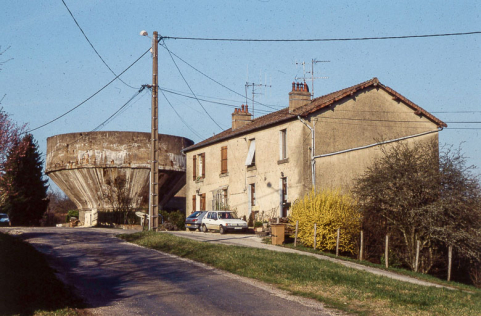 Réservoir industriel (saumure) et logement d'ouvriers. © Région Bourgogne-Franche-Comté, Inventaire du patrimoine