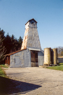 Puits de sondage nord (en service) depuis l'entrée. © Région Bourgogne-Franche-Comté, Inventaire du patrimoine