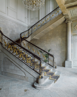 Intérieur : escalier d'honneur, de trois quarts gauche. © Région Bourgogne-Franche-Comté, Inventaire du patrimoine