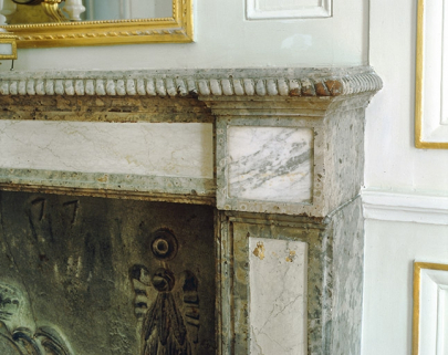 Intérieur : le salon d'attente, détail de l'angle de la cheminée. © Région Bourgogne-Franche-Comté, Inventaire du patrimoine