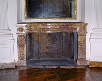 Intérieur : le salon ovale, cheminée de face. © Région Bourgogne-Franche-Comté, Inventaire du patrimoine