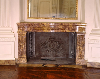 Intérieur : le salon ovale, cheminée de face. © Région Bourgogne-Franche-Comté, Inventaire du patrimoine