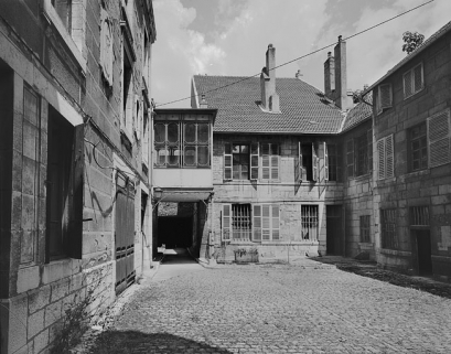 Vue d'ensemble depuis le fond de la cour. © Région Bourgogne-Franche-Comté, Inventaire du patrimoine