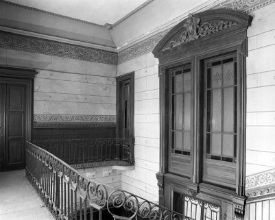 L'escalier d'honneur : vue depuis le palier du premier étage. © Région Bourgogne-Franche-Comté, Inventaire du patrimoine