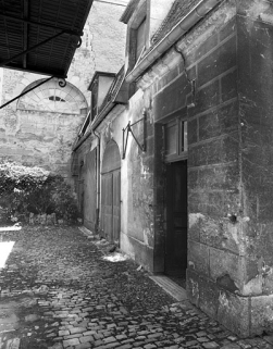 Façade antérieure de trois quarts droit des remises et écurie. © Région Bourgogne-Franche-Comté, Inventaire du patrimoine