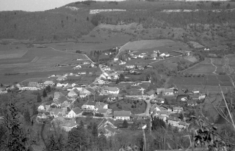Vue générale du village depuis le château fort de Chassagne-Saint-Denis. © Région Bourgogne-Franche-Comté, Inventaire du patrimoine