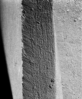 Traces de bretture et ciselures dans la quatrième travée nord de la coursière du vaisseau central. © Région Bourgogne-Franche-Comté, Inventaire du patrimoine