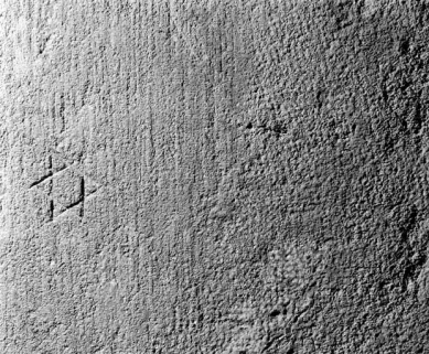 Signe lapidaire, traces de bretture et de boucharde dans la quatrième travée nord de la coursière du vaisseau central. © Région Bourgogne-Franche-Comté, Inventaire du patrimoine