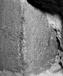 Ciselures et traces de boucharde à l'intérieur d'un trou de boulin dans la coursière de l'abside à hauteur de la neuvième travée nord. © Région Bourgogne-Franche-Comté, Inventaire du patrimoine