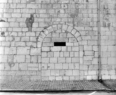 Détail de la porte murée à hauteur de la première travée du collatéral sud. © Région Bourgogne-Franche-Comté, Inventaire du patrimoine