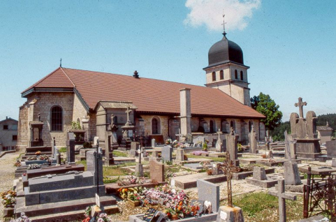 Façade latérale gauche et cimetière. © Région Bourgogne-Franche-Comté, Inventaire du patrimoine