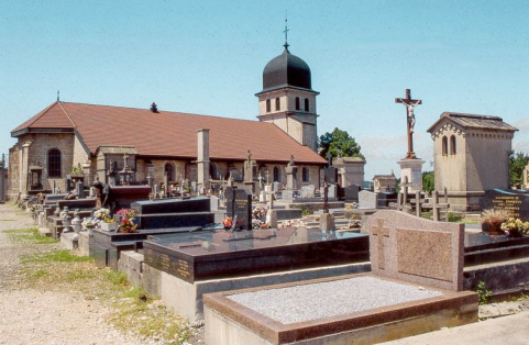 Façade latérale gauche, et au premier plan le cimetière. © Région Bourgogne-Franche-Comté, Inventaire du patrimoine
