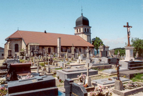 Façade latérale gauche, et au premier plan le cimetière. © Région Bourgogne-Franche-Comté, Inventaire du patrimoine
