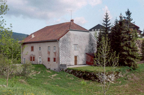 Façade postérieure et face gauche vues de trois quarts. © Région Bourgogne-Franche-Comté, Inventaire du patrimoine Façade postérieure et face gauche vues de trois quarts. © Région Bourgogne-Franche-Comté, Inventaire du patrimoine