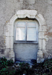 Ouverture avec accolade et moulurations sur la façade postérieure. © Région Bourgogne-Franche-Comté, Inventaire du patrimoine Ouverture avec accolade et moulurations sur la façade postérieure. © Région Bourgogne-Franche-Comté, Inventaire du patrimoine