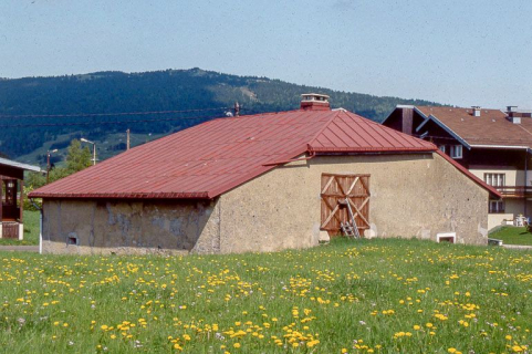 Façade postérieure et face latérale gauche vues de trois quarts. © Région Bourgogne-Franche-Comté, Inventaire du patrimoine