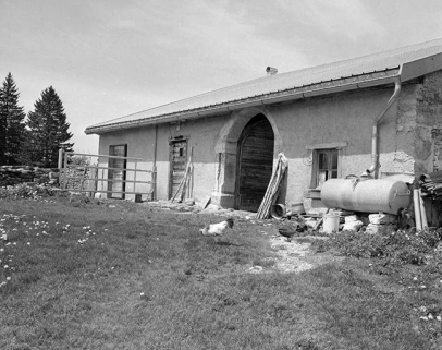 Façade antérieure d'une ferme avec entrée commune pour la grange et le logis. © Région Bourgogne-Franche-Comté, Inventaire du patrimoine Façade antérieure d'une ferme avec entrée commune pour la grange et le logis. © Région Bourgogne-Franche-Comté, Inventaire du patrimoine