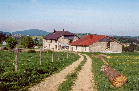 Vue éloignée du bâtiment, façades antérieure et droite. © Région Bourgogne-Franche-Comté, Inventaire du patrimoine Vue éloignée du bâtiment, façades antérieure et droite. © Région Bourgogne-Franche-Comté, Inventaire du patrimoine