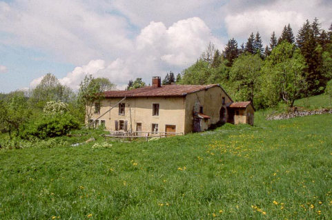 Vue éloignée de la façade antérieure. © Région Bourgogne-Franche-Comté, Inventaire du patrimoine