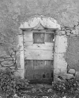 Linteau en accolade sur la façade postérieure. © Région Bourgogne-Franche-Comté, Inventaire du patrimoine