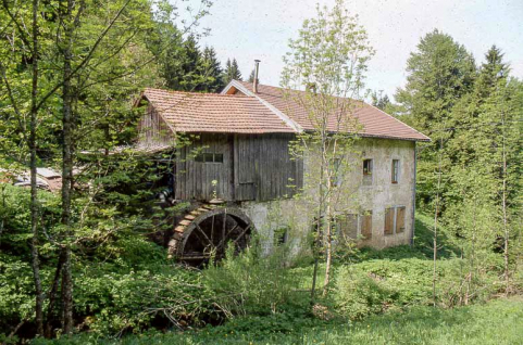 Façade postérieure et roue. © Région Bourgogne-Franche-Comté, Inventaire du patrimoine Façade postérieure et roue. © Région Bourgogne-Franche-Comté, Inventaire du patrimoine