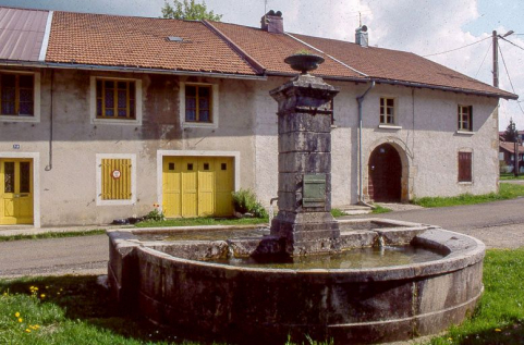 Vue de trois quarts du bassin. © Région Bourgogne-Franche-Comté, Inventaire du patrimoine
