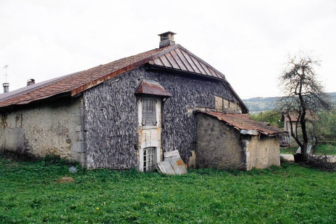Façade postérieure vue de trois quarts. © Région Bourgogne-Franche-Comté, Inventaire du patrimoine