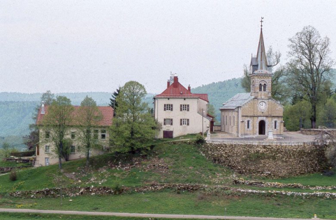 Vue éloignée du presbytère à côté de l'église. © Région Bourgogne-Franche-Comté, Inventaire du patrimoine Vue éloignée du presbytère à côté de l'église. © Région Bourgogne-Franche-Comté, Inventaire du patrimoine