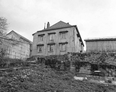 Vue éloignée de la façade ouest. © Région Bourgogne-Franche-Comté, Inventaire du patrimoine Vue éloignée de la façade ouest. © Région Bourgogne-Franche-Comté, Inventaire du patrimoine
