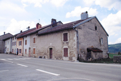 Façades antérieures des fermes bordant le C.D. 69 à la Mouille. © Région Bourgogne-Franche-Comté, Inventaire du patrimoine Façades antérieures des fermes bordant le C.D. 69 à la Mouille. © Région Bourgogne-Franche-Comté, Inventaire du patrimoine