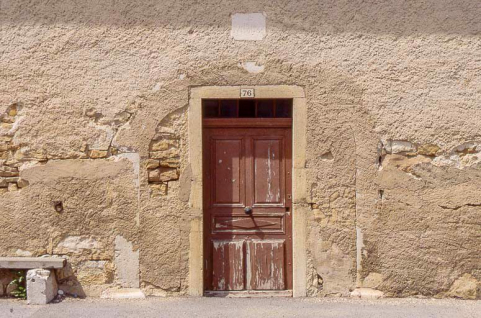 Porte sur la façade antérieure. © Région Bourgogne-Franche-Comté, Inventaire du patrimoine Porte sur la façade antérieure. © Région Bourgogne-Franche-Comté, Inventaire du patrimoine