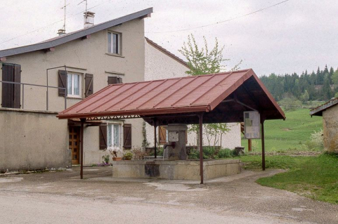 Vue générale d'une fontaine-lavoir. © Région Bourgogne-Franche-Comté, Inventaire du patrimoine Vue générale d'une fontaine-lavoir. © Région Bourgogne-Franche-Comté, Inventaire du patrimoine