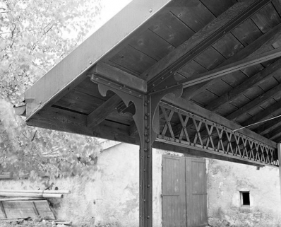 Raccord de la panne sablière et d'un potelet métallique. © Région Bourgogne-Franche-Comté, Inventaire du patrimoine Raccord de la panne sablière et d'un potelet métallique. © Région Bourgogne-Franche-Comté, Inventaire du patrimoine