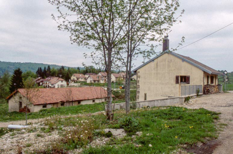 Vue d'ensemble de la fromagerie et de la porcherie. © Région Bourgogne-Franche-Comté, Inventaire du patrimoine Vue d'ensemble de la fromagerie et de la porcherie. © Région Bourgogne-Franche-Comté, Inventaire du patrimoine