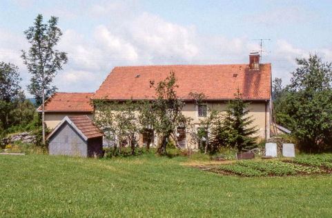 Vue éloignée du grenier fort devant la façade antérieure. © Région Bourgogne-Franche-Comté, Inventaire du patrimoine Vue éloignée du grenier fort devant la façade antérieure. © Région Bourgogne-Franche-Comté, Inventaire du patrimoine
