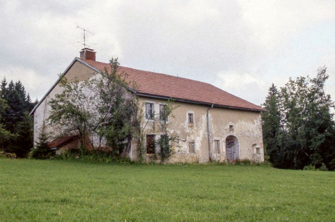 Façade postérieure de trois quarts. © Région Bourgogne-Franche-Comté, Inventaire du patrimoine Façade postérieure de trois quarts. © Région Bourgogne-Franche-Comté, Inventaire du patrimoine