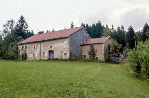 Façade postérieure et face gauche. © Région Bourgogne-Franche-Comté, Inventaire du patrimoine Façade postérieure et face gauche. © Région Bourgogne-Franche-Comté, Inventaire du patrimoine