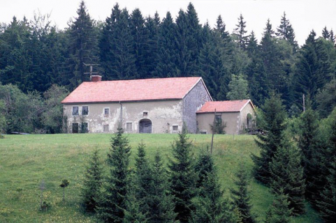 Vue éloignée de la façade postérieure. © Région Bourgogne-Franche-Comté, Inventaire du patrimoine Vue éloignée de la façade postérieure. © Région Bourgogne-Franche-Comté, Inventaire du patrimoine
