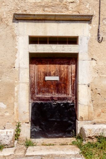 Détail de la porte d'accès et son encadrement. © Région Bourgogne-Franche-Comté, Inventaire du patrimoine Détail de la porte d'accès et son encadrement. © Région Bourgogne-Franche-Comté, Inventaire du patrimoine