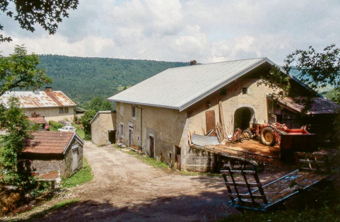 Façade antérieure et face droite vues de trois quarts. © Région Bourgogne-Franche-Comté, Inventaire du patrimoine Façade antérieure et face droite vues de trois quarts. © Région Bourgogne-Franche-Comté, Inventaire du patrimoine
