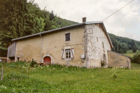 Façade postérieure et face gauche vues de trois quarts. © Région Bourgogne-Franche-Comté, Inventaire du patrimoine Façade postérieure et face gauche vues de trois quarts. © Région Bourgogne-Franche-Comté, Inventaire du patrimoine