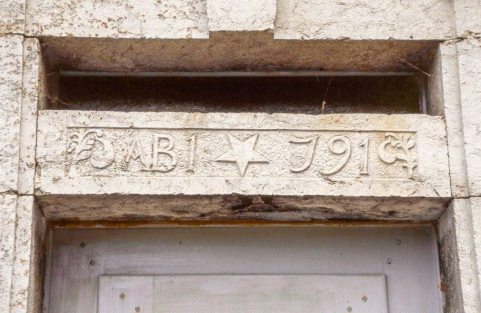 Date portée sur le linteau de la porte d'accès. © Région Bourgogne-Franche-Comté, Inventaire du patrimoine Date portée sur le linteau de la porte d'accès. © Région Bourgogne-Franche-Comté, Inventaire du patrimoine