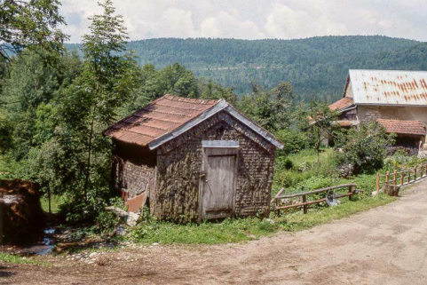 Vue de trois quarts gauche du " grenier fort ". © Région Bourgogne-Franche-Comté, Inventaire du patrimoine Vue de trois quarts gauche du " grenier fort ". © Région Bourgogne-Franche-Comté, Inventaire du patrimoine