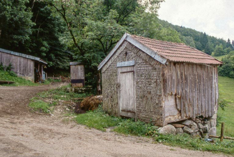 Vue de trois quarts droit du " grenier fort ". © Région Bourgogne-Franche-Comté, Inventaire du patrimoine Vue de trois quarts droit du " grenier fort ". © Région Bourgogne-Franche-Comté, Inventaire du patrimoine