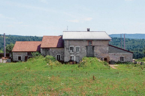 Vue éloignée de la façade postérieure. © Région Bourgogne-Franche-Comté, Inventaire du patrimoine Vue éloignée de la façade postérieure. © Région Bourgogne-Franche-Comté, Inventaire du patrimoine