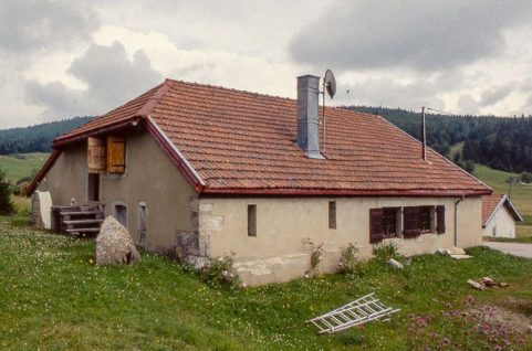 Vue de trois quarts de la façade postérieure et de la face gauche. © Région Bourgogne-Franche-Comté, Inventaire du patrimoine Vue de trois quarts de la façade postérieure et de la face gauche. © Région Bourgogne-Franche-Comté, Inventaire du patrimoine
