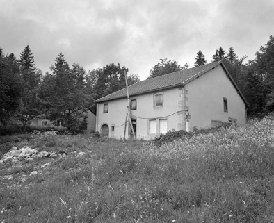 Vue de trois quarts de la façade antérieure et de la face droite. © Région Bourgogne-Franche-Comté, Inventaire du patrimoine Vue de trois quarts de la façade antérieure et de la face droite. © Région Bourgogne-Franche-Comté, Inventaire du patrimoine