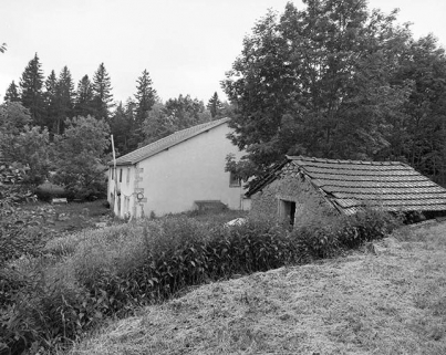 Vue d'ensemble de la resserre et de la ferme. © Région Bourgogne-Franche-Comté, Inventaire du patrimoine Vue d'ensemble de la resserre et de la ferme. © Région Bourgogne-Franche-Comté, Inventaire du patrimoine