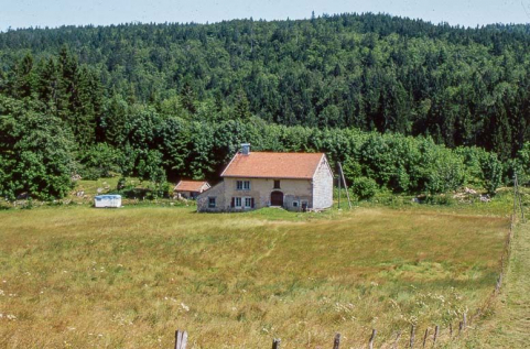 Vue éloignée de la façade postérieure. © Région Bourgogne-Franche-Comté, Inventaire du patrimoine Vue éloignée de la façade postérieure. © Région Bourgogne-Franche-Comté, Inventaire du patrimoine